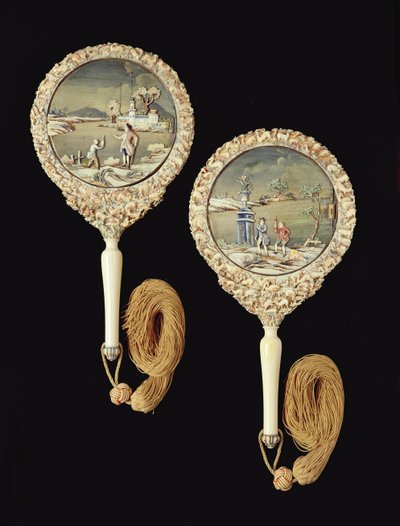 Ett par handspeglar, troligen tillverkade i Kanton, Qianlong-perioden, 1736-95 (polykromt elfenben) (se 207209) av Chinese School