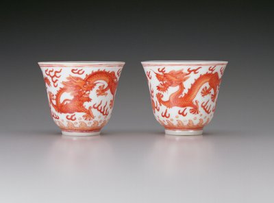 Ett par vinkoppar, föreställande femklorade drakar i jakten på flammande pärlor, Guangxu-märke och period 1875-1908, kinesiska (porslin med järnröd dekoration) av Chinese School