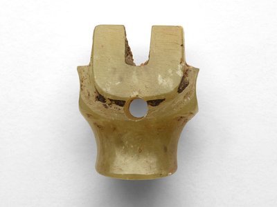 Hänge i form av ett nötkreaturshuvud, omarbetat, c.1100-1000 f.Kr. av Chinese School