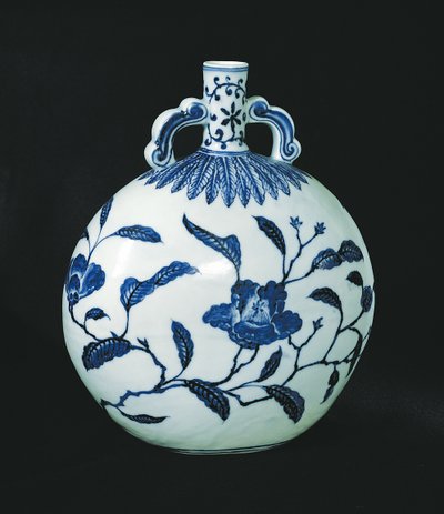 Pilgrims blå och vit kalebass med blomdekorationer, c.1403-24 (keramik) av Chinese School