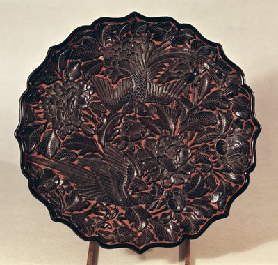 Tallrik med blommotiv och två fåglar, Yuan-dynastin (1271-1368) (lackerat trä) av Chinese School