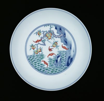 Porslinsfat målat i underglasyrblått och ducai-emaljer, 1723-1735 (porslin) av Chinese School