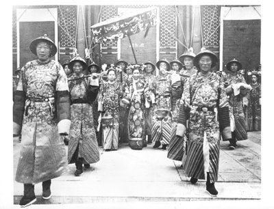 Porträtt av TzU-Hsi (1835-1908) enkekejsarinnan av Kina med vaktmästare och vakter av Chinese School