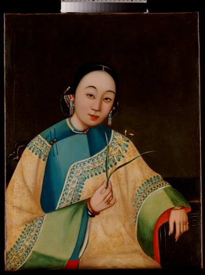 Porträtt av en hovdam, sittande halvlängd i en broderad mantel, håller en blomma, mitten av 1800-talet av Chinese School