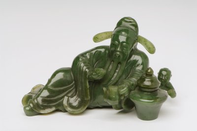 Liggande kinesisk forskarfigur (jade) av Chinese School