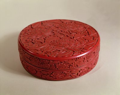 Röd lacklåda dekorerad med pioner, 1426-27 (trä) av Chinese School