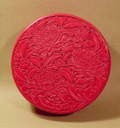 Röd lacklåda dekorerad med pioner, c.1426-35 (lack på trä) (se även 52020) av Chinese School