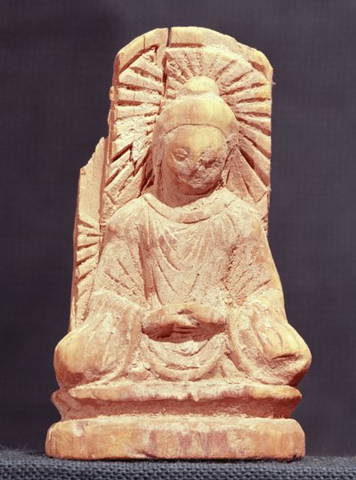 Sittande Buddha i meditation, från Tumshuq (Xinjiang) 300-500-talet (trä) av Chinese School