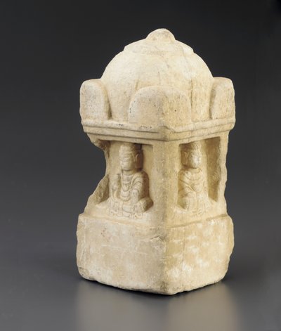 Liten stupa, kupoltak och buddhistiska figurer som upptar urtag på alla fyra ytorna, fyrkantig piedestal, period av division, 557-581 av Chinese School