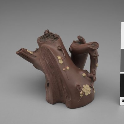 Tekanna i form av prunusgren, sent 17:e århundradet - tidigt 1700-tal (Yixing ware; rödbrun stengods med färgad slip) av Chinese School