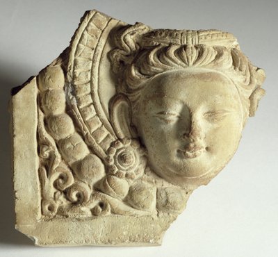 Kakel med bodhisattvahuvud, Mingoi, 600-700-tal (stuckatur) av Chinese School