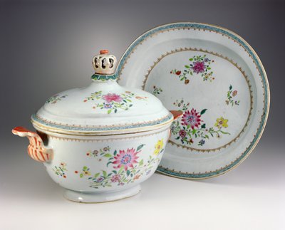 Terrin, lock och stativ, Qianlong period, 1736-95 (famille rose porslin) av Chinese School