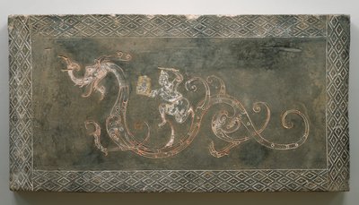 Tomb Brick, 206 BC-AD 09 (lergods med rött och vitt pigment) av Chinese School Chinese School