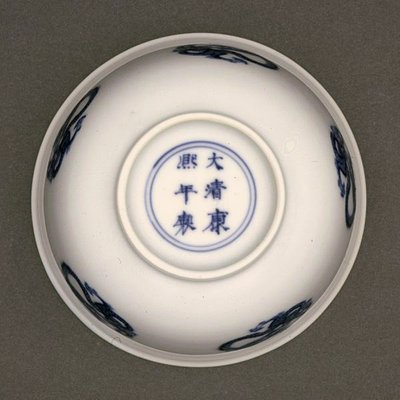 Undersidan av en skål, Kangxi-märke och period 1662-1722 (porslin med blå underglasyr) (se även 142284) av Chinese School Chinese School
