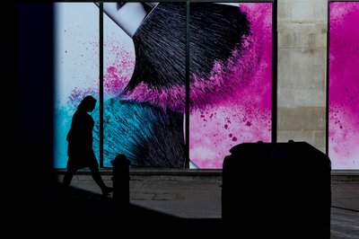 Färgglad stadssilhuett av Chris Hamilton