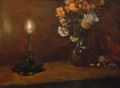 Arrangemang med ljus och blommor i vas av Christian Eriksen Skredsvig