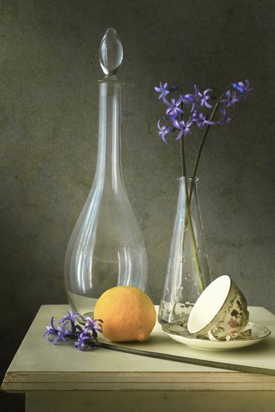 Lila blommor och glas av Christian MARCEL