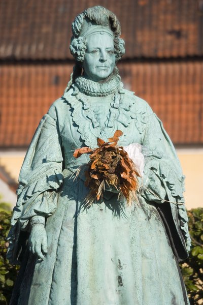 Staty av drottning Caroline Amalie (1796-1881) av Danmark (brons) av Christien Gottlieb Vilhelm Bissen