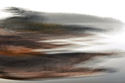 Dimhöljd skog vid horisonten av Christina Sillen