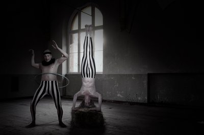 Dark Circus – handstående av Christine von Diepenbroek