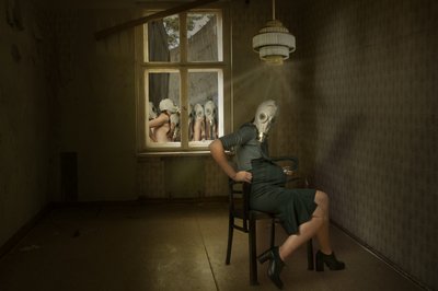 Den kusliga kvinnan med gasmask av Christine von Diepenbroek