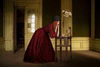 Elegant Woman Meerkat Tea av Christine von Diepenbroek