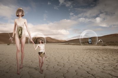 Futuristiska ökenfigurer av Christine von Diepenbroek