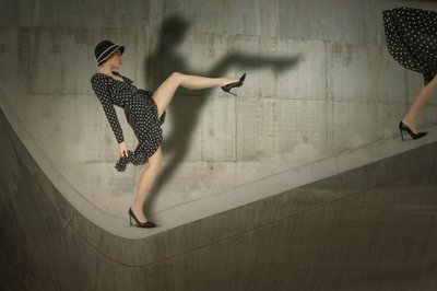 Modepose med prickmönster av Christine von Diepenbroek