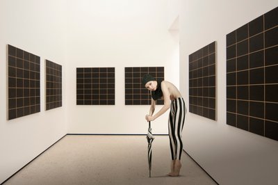 Den randiga figuren i galleriet av Christine von Diepenbroek