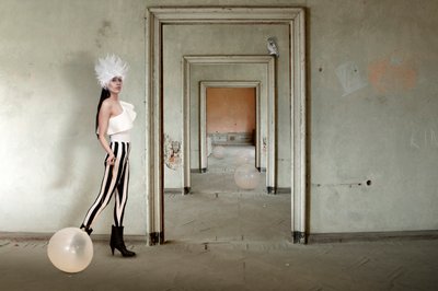 Surrealistisk mode vid dörröppningen av Christine von Diepenbroek