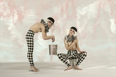 Surrealistiska harlekinfigurer av Christine von Diepenbroek