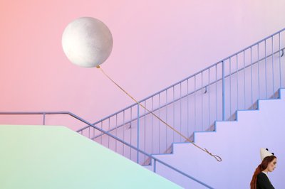 En surrealistisk trappa i pastellfärger av Christine von Diepenbroek