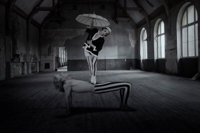 Surrealistiska rumakrobater av Christine von Diepenbroek