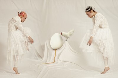 Surrealistiska kvinnor och ägg av Christine von Diepenbroek