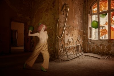 Ett fantasifullt rum med en ensam figur av Christine von Diepenbroek