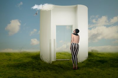 Kvinna vid en surrealistisk portal av Christine von Diepenbroek