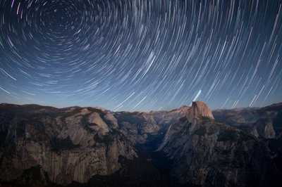 Stjärnspår över Half Dome av Christoph Schaarschmidt