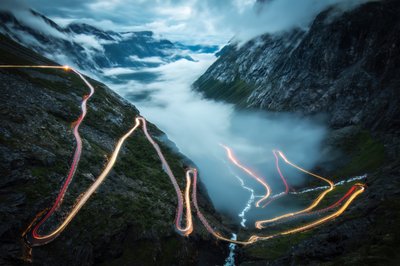 Slingrande bergsstigar i ljuset av Christoph Schaarschmidt