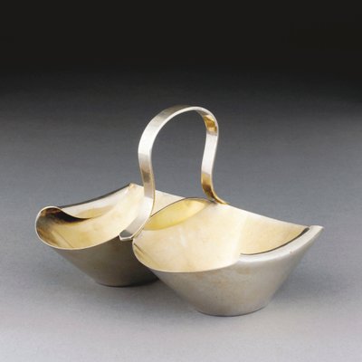 En vit metallkorg av Christopher Dresser