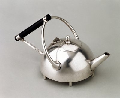 Halvklotformad tekanna på sex fot, tillverkad av James Dixon & Son, 1880 (elektroplatta med eboniserat trähandtag) av Christopher Dresser
