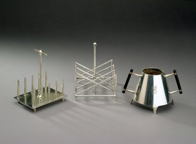 Toastställ med upprättstående stöd, tillverkat av Hukin & Heath, 1878 (se 46533 för detaljer); rostat brödställ med triangulär sektion, tillverkat av Elkington & Co., ca 1875-88; sockerskål med eboniserat trä h av Christopher Dresser