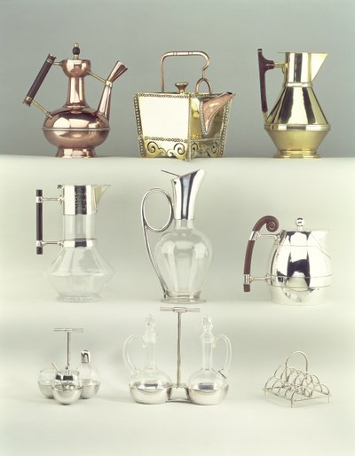 Top, L-R: Oriental Coffee Pot, Benham & Froud, c.1888 (mässing, koppar och trä); Japanese Rivetted Square Teapot, Benham & Froud, c.1888 (koppar och mässing); Claret Jug, Richard Perry, Son & Co., ca 1880 av Christopher Dresser