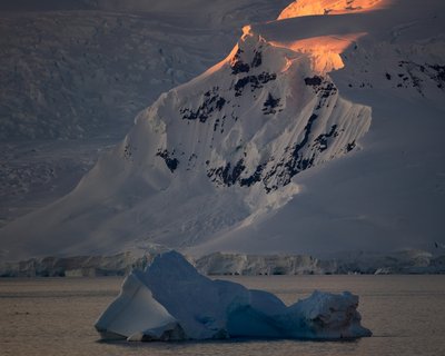 Golden Mountain Iceberg av Chuanxu Ren