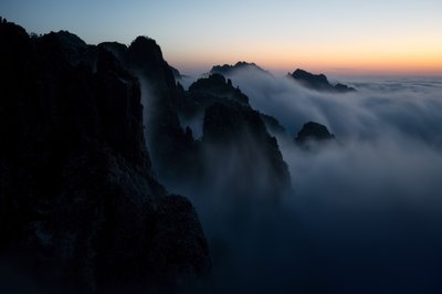Dimhöljda bergstoppar av Chuanxu Ren