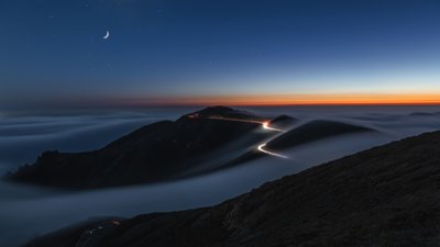 Bergsväg ovanför molnen av Chuanxu Ren