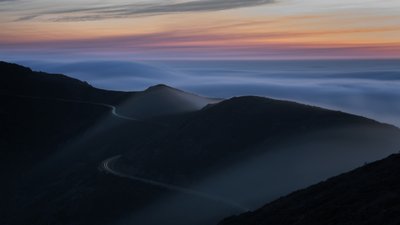 Twilight Mountain Road av Chuanxu Ren