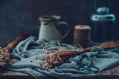 Stämningsfullt blomsterstilleben av Cindy Liu