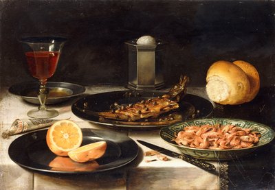 En sill med kapris och en skivad apelsin på tallrikar och en skål med räkor på ett bord, av Charlotte Evans