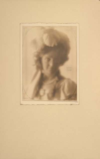 [Porträtt av en kvinna i kostym] av Clarence H. White