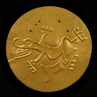 Pectoral skiva med krokodil, 300-1550 AD (hamrat och jagat guld) av Coclé Gran